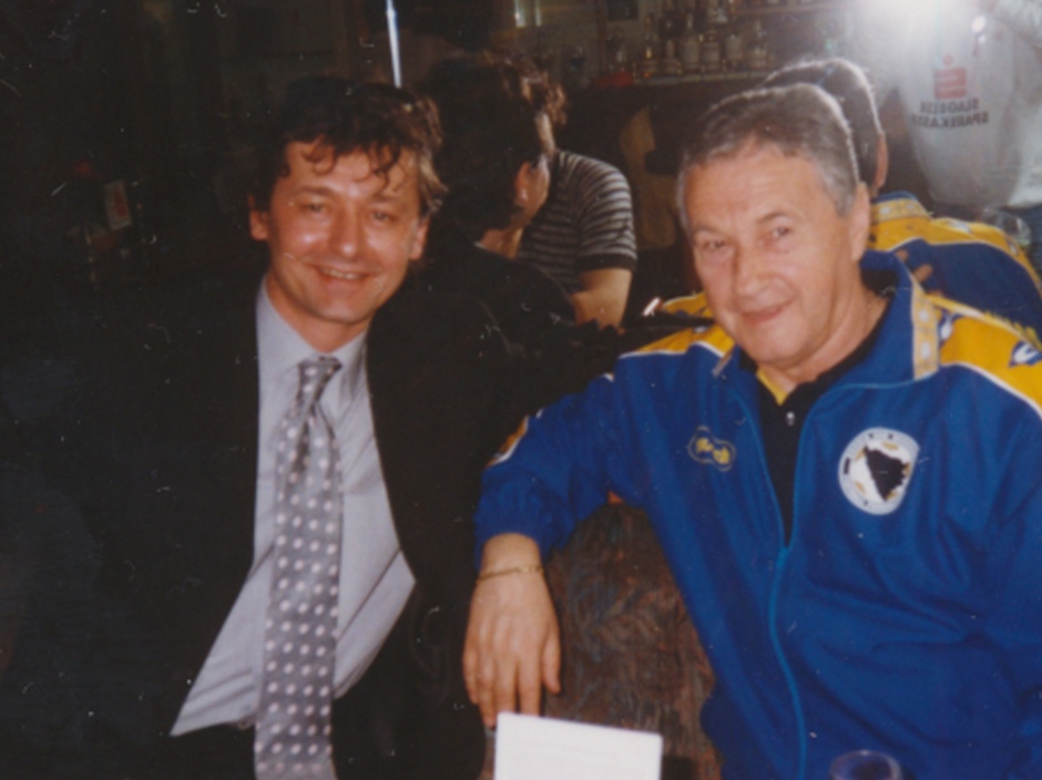 Admir Smajić i nekadašnji selektor "A" reprezentacije Bosne i Hercegovine Mišo Smajlović u Beču uoči utakmice sa Austrijom, septembar 2001. Admir Smajić i nekadašnji selektor "A" reprezentacije Bosne i Hercegovine Mišo Smajlović u Beču uoči utakmice sa Austrijom, septembar 2001.
