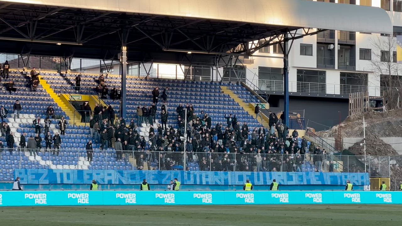 Manijaci napuštaju Grbavicu na poluvremenu protiv Sloge