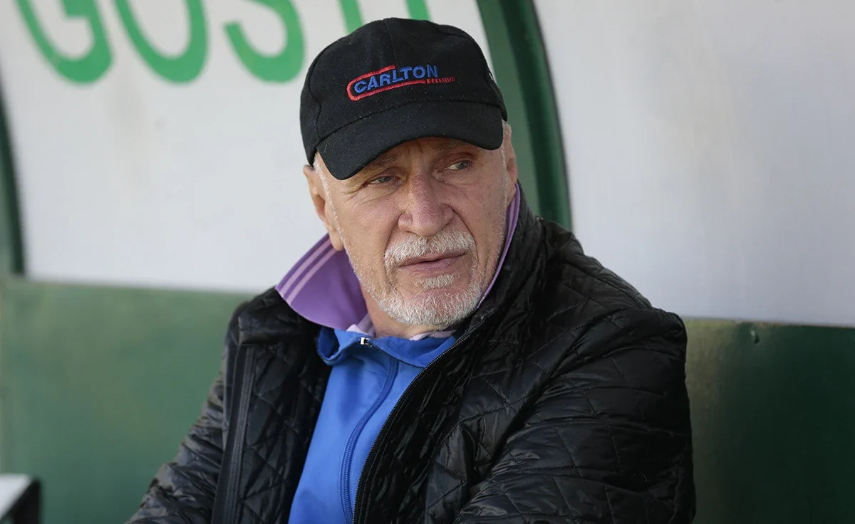 "Pomoćnog sudiju odmah u zatvor. Pa metar od stative stoji i neće da pokaže da je gol, a ove u VAR sobi na Goli otok, ako je još u funkciji. Ovo je strašni sud i dno dna. Mi doveli Slovenca, pa oni su majstori za skijanje i skokove. Ne zna on kakvi smo mi poltroni i du**lisci", napisao je Nikić na društvenim mrežama