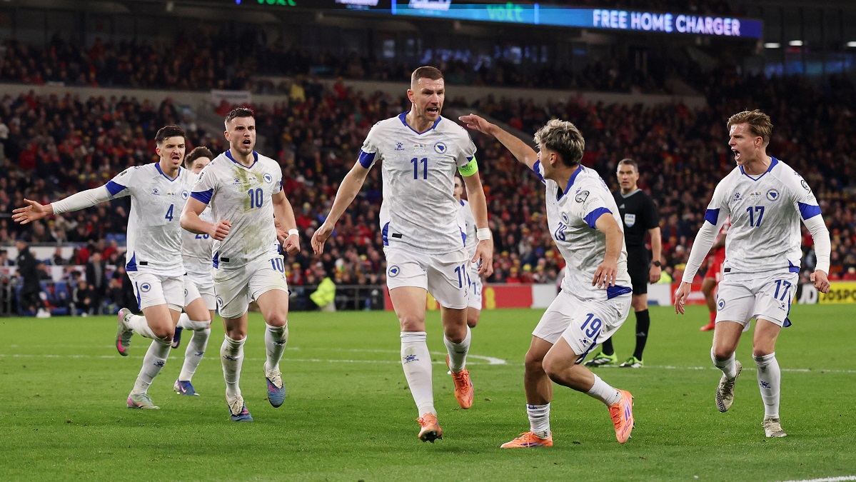 Kvalifikacije za UEFA Polufinale. Vels protiv Bosne i Hercegovine, Stadion Cardiff City, Cardiff, Vels, Velika Britanija. 26. mart 2026. Edin Džeko iz Bosne i Hercegovine slavi postizanje svog prvog gola sa saigračima