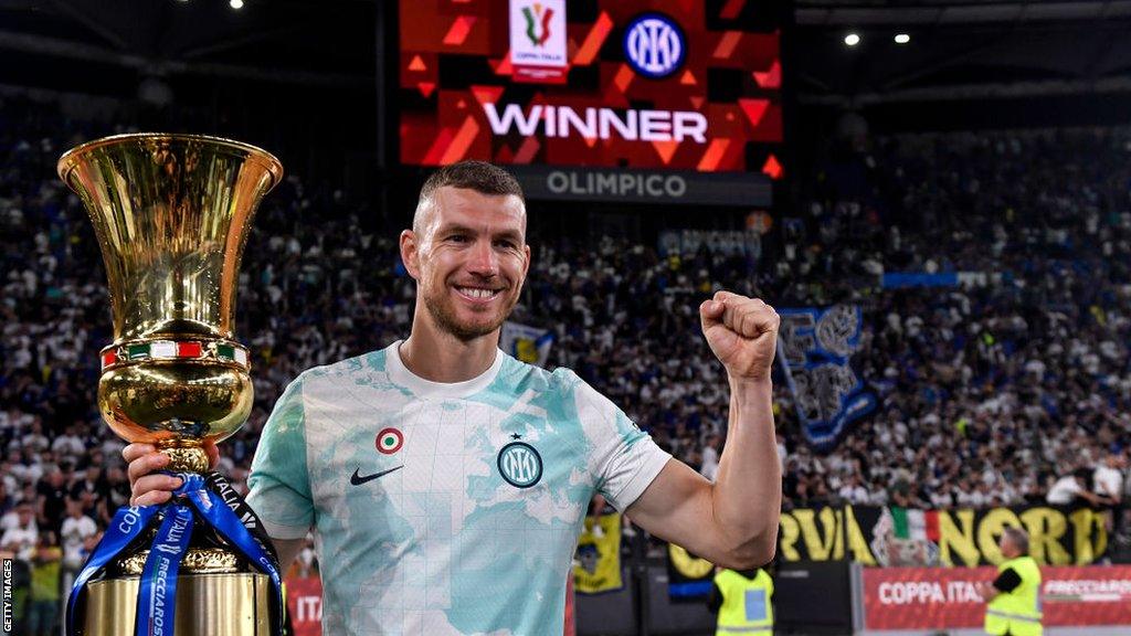 Edina Džeku kako slavi osvajanje Coppa Italia trofeja s Interom nakon pobijede Fiorentine u finalu