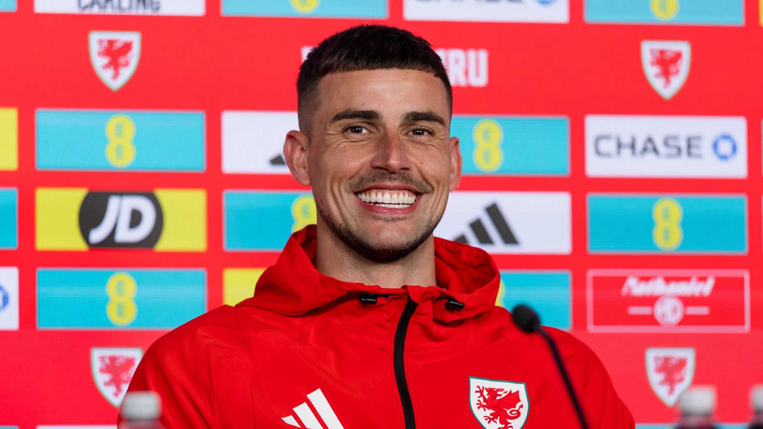 Karl Darlow na preskonferenciju o Edinu Džeki
