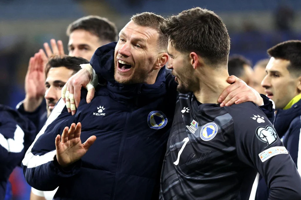 Nikola Vasilj i Edin Džeko nakon utakmice s Velsom