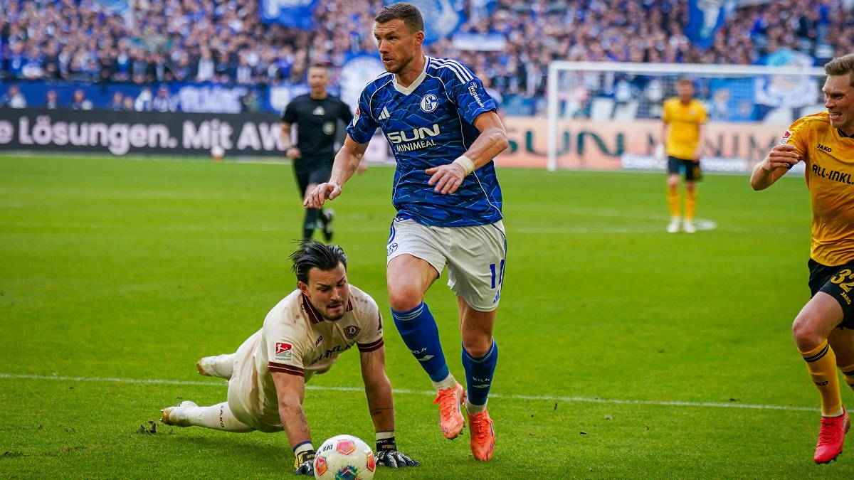 Edin Džeko za FC Schalke 04 protiv Dynamo Dresdena u februaru 2026. godine
