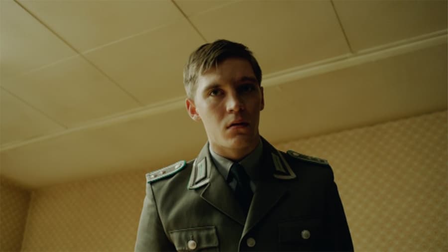 Martin Rauch, također poznat kao Moritz Stamm, kodnog imena Kolibri, glavni je protagonist serije Deutschland 83.