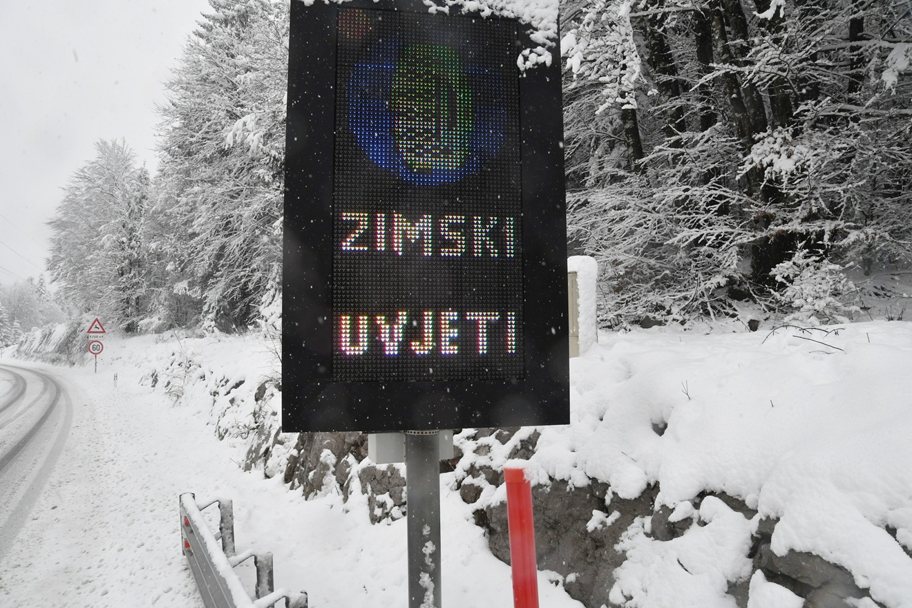 Snijeg zatrpao hrvatske autoceste, HAK izdao upozorenje vozačima