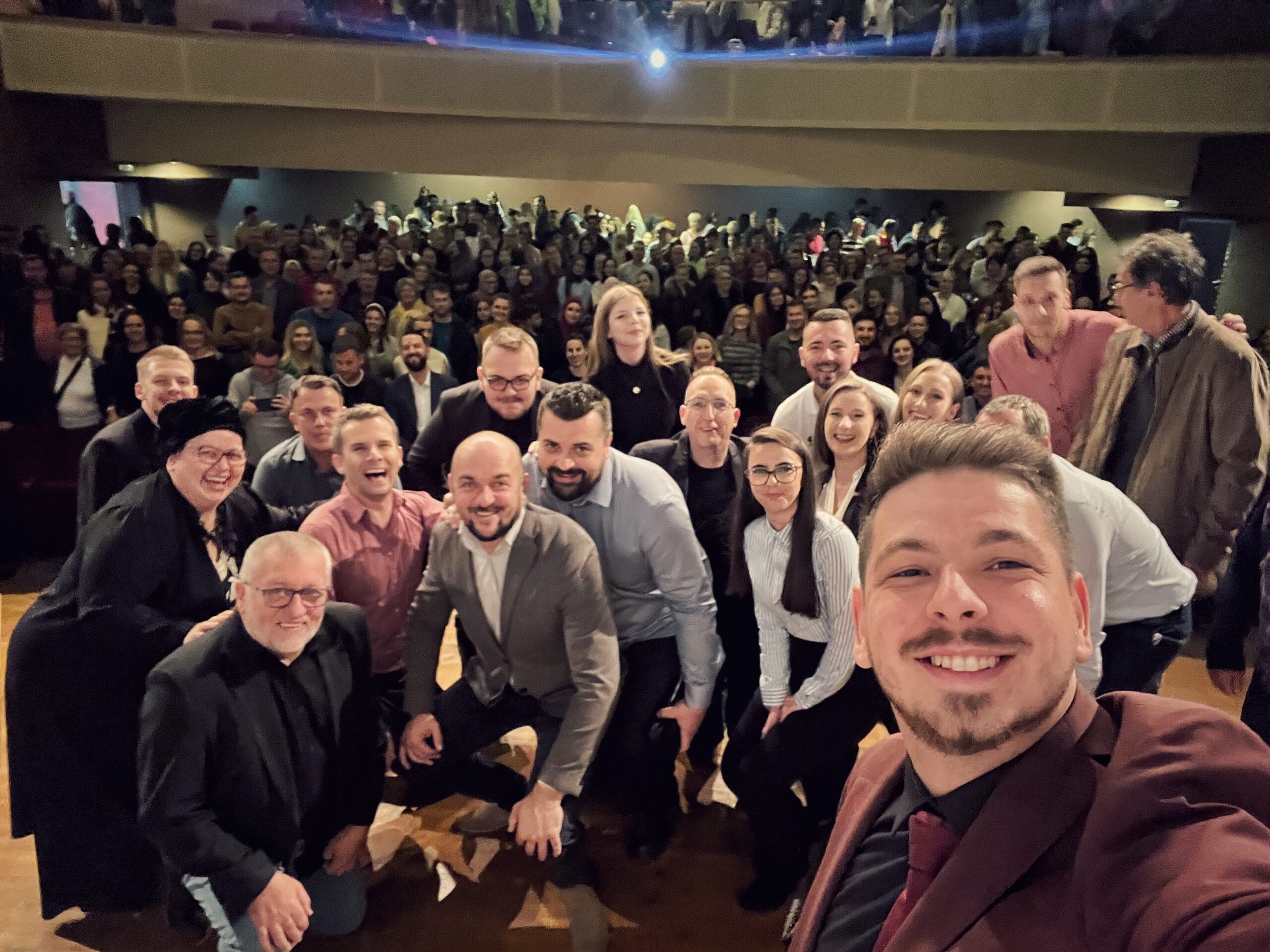 Glumci i ekipa filma Amanet, uključujući reditelja Mirzu Begovića i izvršnog producenta Ajdina Hasanića. Selfie na pozornici s publikom tokom projekcije u Domu kulture u Kaknju, Bosna i Hercegovina, novembru 2022. godine.