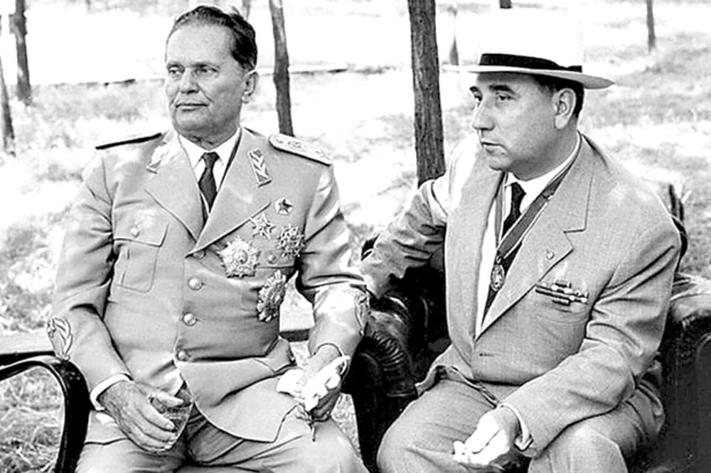 Fotografija prikazuje dvojicu najmoćnijih ljudi jugoslovenskog represivnog aparata tokom njihove zajedničke vladavine. Na ovoj fotografiji nalaze se Josip Broz Tito i Aleksandar Ranković. Aleksandar Ranković (desno), poznat i kao "Marko", bio je Titov dugogodišnji najbliži saradnik i šef jugoslovenskih tajnih službi.