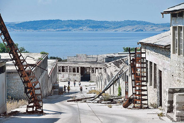 Ova slika prikazuje ostatke zloglasnog zatvora na Golom otoku u Hrvatskoj. Goli otok je služio kao politički logor i zatvor od 1949. do 1956. godine, uglavnom za kažnjavanje pristalica Staljina tokom sukoba Tito-Staljin. Danas je otok napušten i služi kao turistička atrakcija za posjetioce zainteresovane za mračnu historiju bivše Jugoslavije.