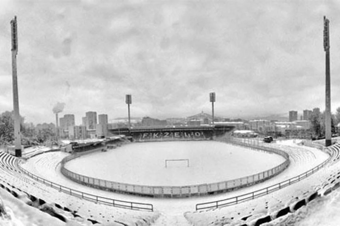 Povijesna fotografija Stadiona Grbavica u Sarajevu. Stadion je prvobitno završen i otvoren 13. septembra 1953. godine. Izgrađen je u engleskom stilu, što znači da nema atletske staze, već su tribine blizu terena. Tokom svoje historije, stadion je doživio nekoliko renoviranja i dogradnji kako bi zadovoljio moderne standarde.Preživio je značajna oštećenja tokom rata u Bosni i Hercegovini i naknadno je obnovljen.