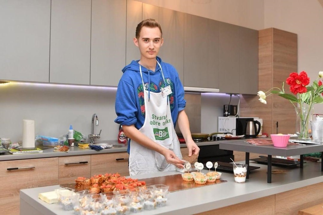 Hajrudin Šišić, poznatiji pod pseudonimom "Harry Cooper", koji je prepoznat kao food blogger iz Zenice. Pored svoje strasti prema kuhanju i fotografiji hrane, Šišić se bavi i stomatologijom.