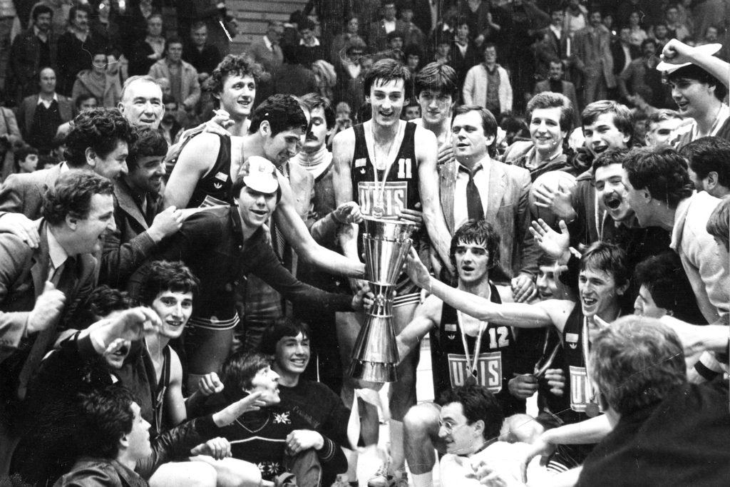 Historijska pobjeda ostvarena je 5. aprila 1979. godine u Grenobleu, Francuska, pobjedom protiv italijanskog Emersona rezultatom 96:93. Ekipu je sa klupe predvodio trener Bogdan Tanjević, dok su ključni igrači bili Mirza Delibašić i Žarko Varajić.Žarko Varajić je na ovoj utakmici postigao rekordnih 45 poena, a Mirza Delibašić je dodao 30 poena. Ovaj uspjeh se smatra jednim od najvećih postignuća u historiji bosanskohercegovačkog sporta.
