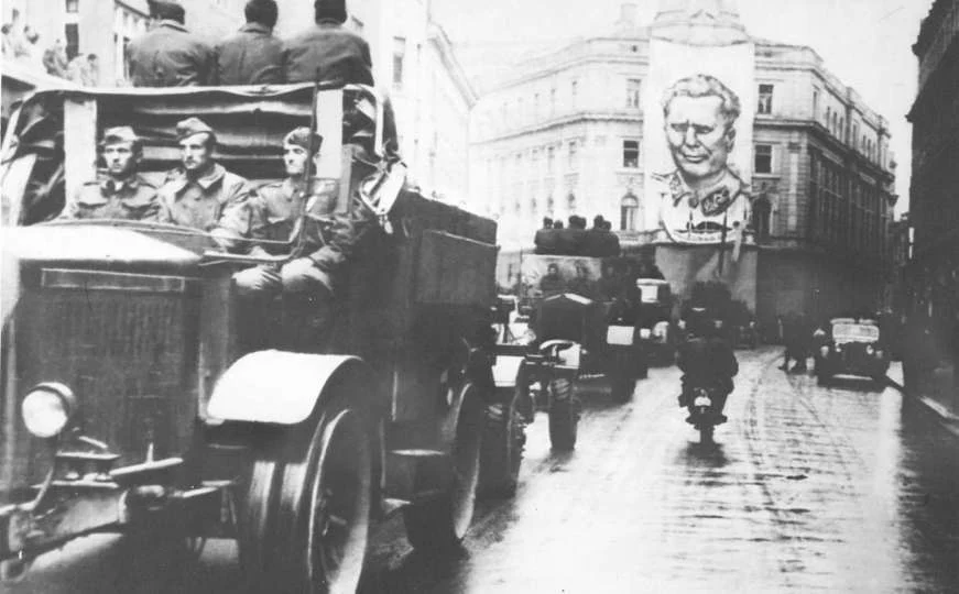 Ulazak partizanskih jedinica u Sarajevo 6. aprila 1945. godine. Prve partizanske jedinice (16. muslimanska brigada) ušle su u grad kroz Višegradsku kapiju na Vratniku još 5. aprila 1945. oko 17:30 sati. Istog dana, 6. aprila, poginuo je legendarni vođa sarajevskih ilegalaca, narodni heroj Vladimir Perić Valter, braneći gradsku električnu centralu od uništenja.