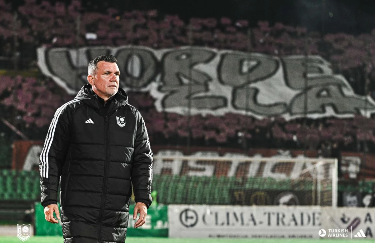 Zorana Zekića, trenera FK Sarajevo, tokom utakmice na stadionu Asim Ferhatović Hase. Pod njegovim vodstvom, klub je osvojio Kup Bosne i Hercegovine, a u sezoni 2024/2025, klub je završio na trećem mjestu ligaške tabele