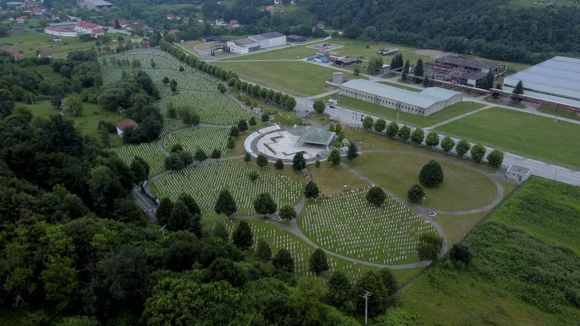 Mezarje Memorijalnog centra Srebrenica - Bijeli nišani svjedoci genocida.