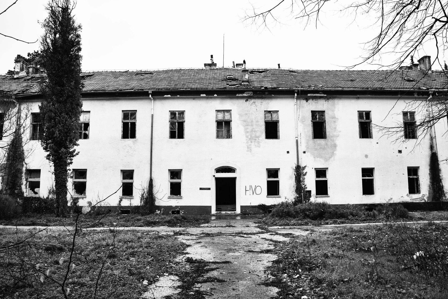 Logor “Koštana bolnica” bio je u funkciji od maja do oktobra 1993. godine. Sam objekat je bio sjedište Vojne policije HVO-a u periodu rata.