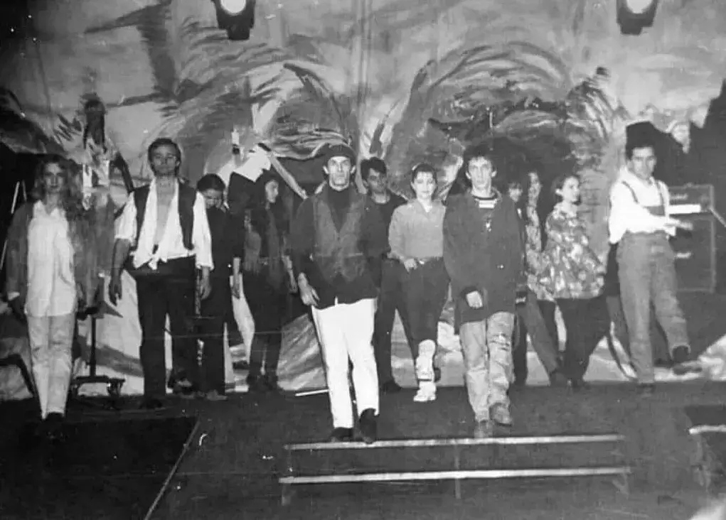 Premijerno izvođenje mjuzikla "Kosa" (Hair) iz 1992. godine u opkoljenom Sarajevu, te produkcija je realizovana u saradnji sa Narodnim pozorištem Sarajevo. U predstavi su učestvovali poznati glumci poput Admira Glamočaka i Gordane Boban i mjuzikl je izveden 74 puta tokom opsade, postavši simbol otpora i kulture
