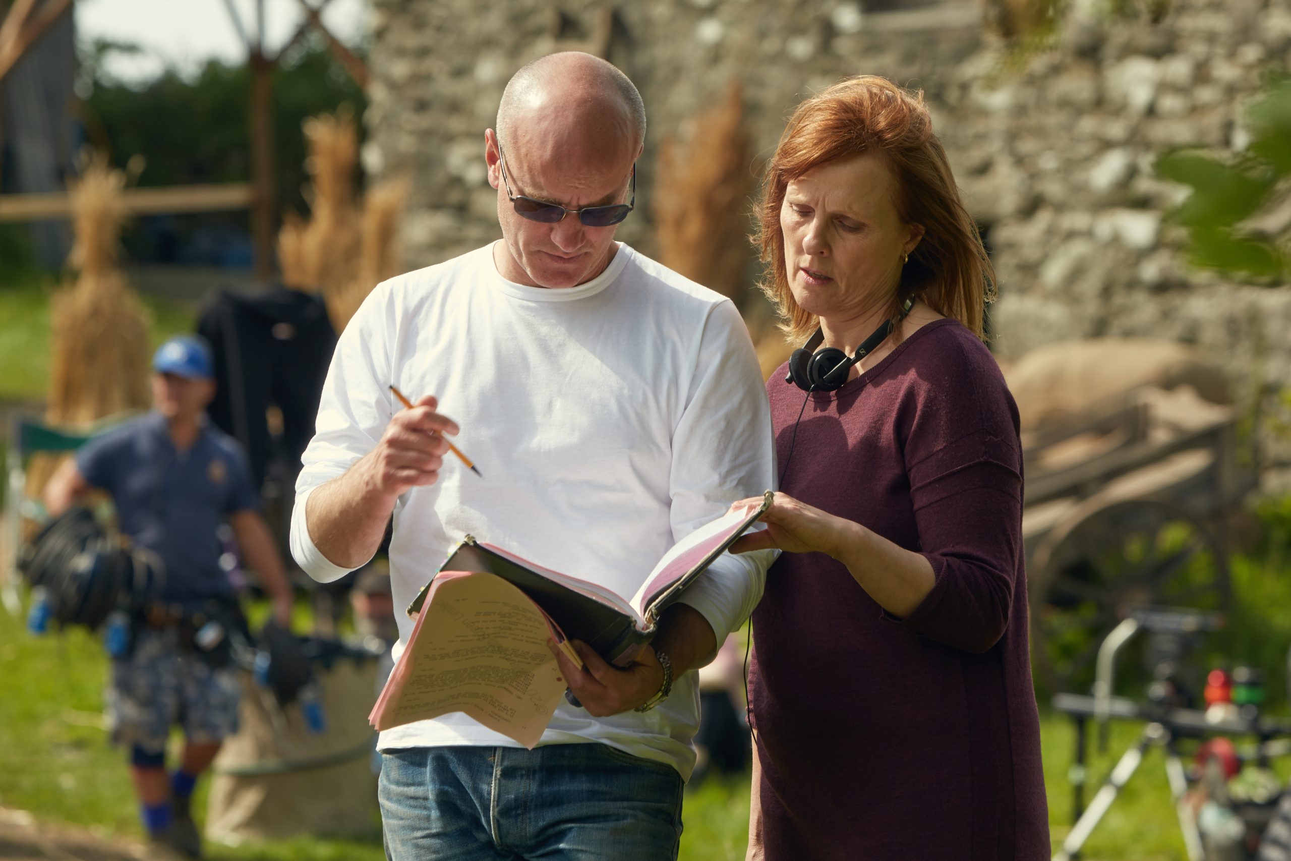 Scenaristica Debbie Horsfield i redatelj Ed Bazalgette na snimanju televizijske serije Poldark.