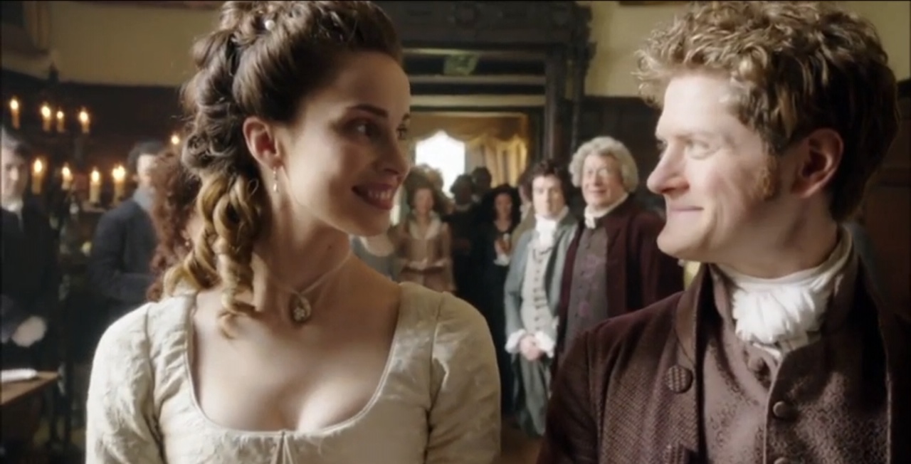 Glumica Heida Reed koja je utjelovila lik Elizabeth Chynoweth (kasnije Poldark, pa Warleggan), dok se pored nje nalazi lik Francis Poldark, te ga glumi Kyle Soller.