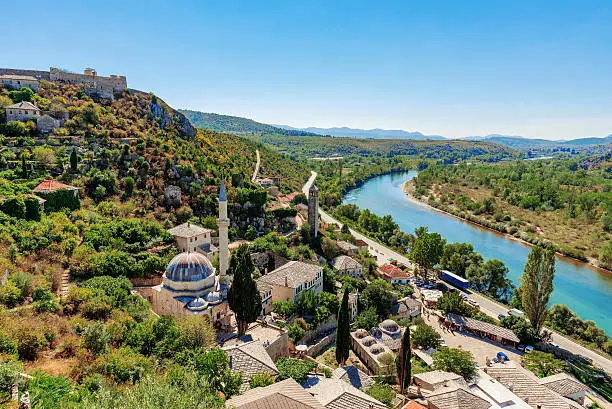 Pogled na grad Počitelj i okolni krajolik u Bosni i Hercegovini